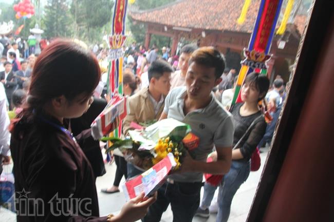 Vàng mã vắng bóng ở chùa Hương ảnh 4